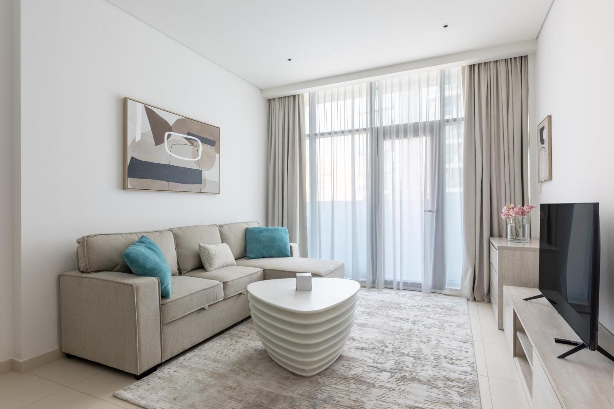 Stylish One-bedroom Oasis - Prime Palm Location