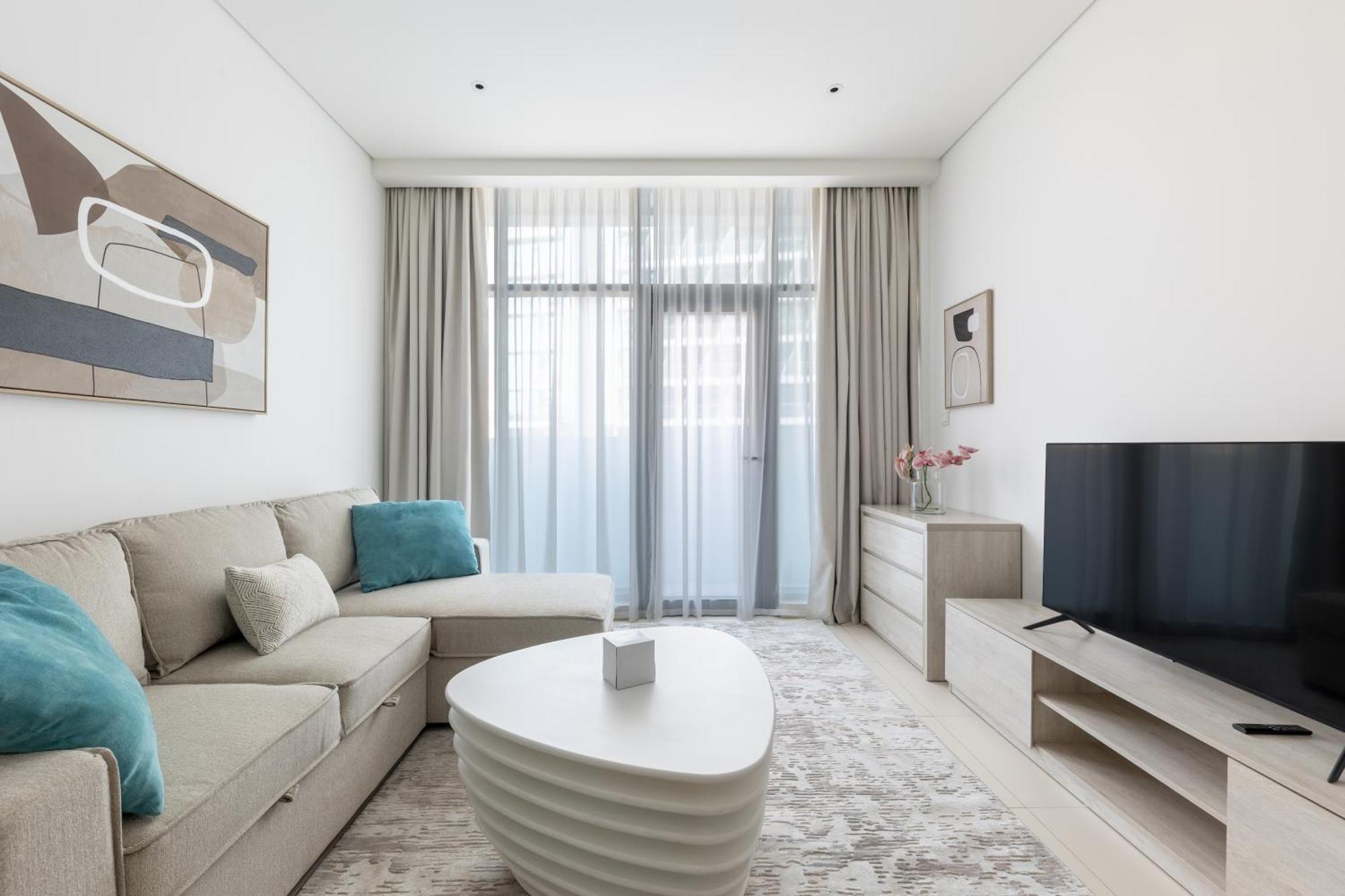 Stylish One-bedroom Oasis - Prime Palm Location *