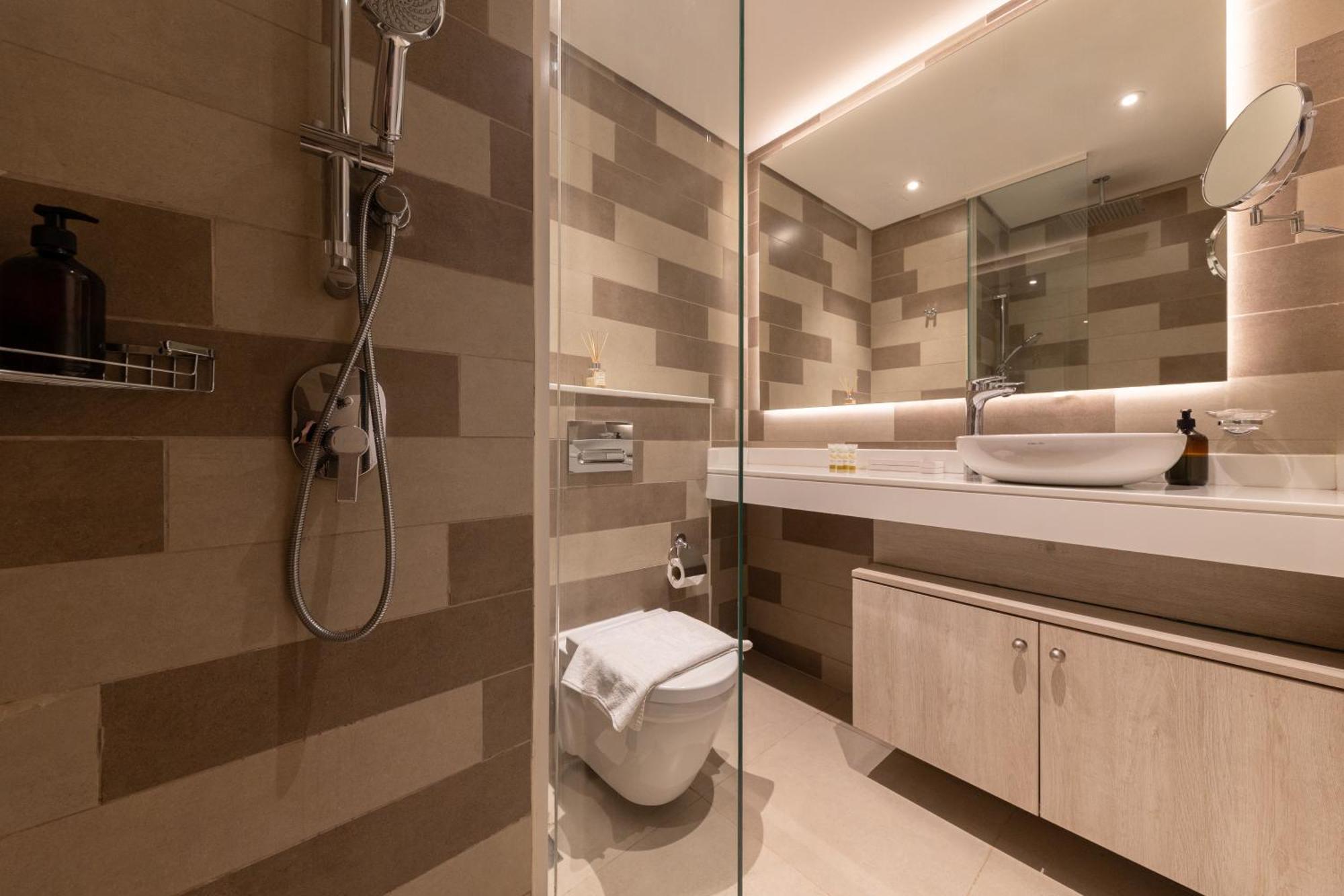 Stylish One-bedroom Oasis - Prime Palm Location Dubai