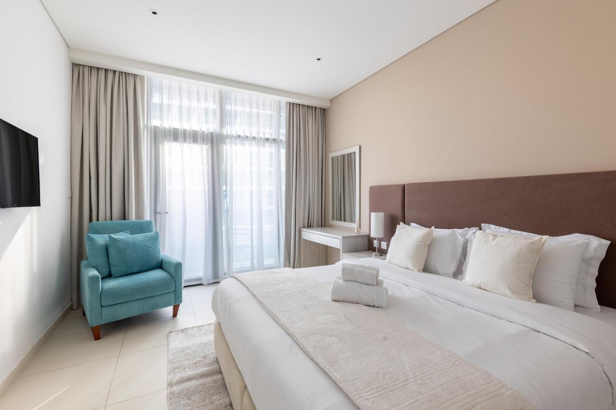 Stylish One-bedroom Oasis - Prime Palm Location