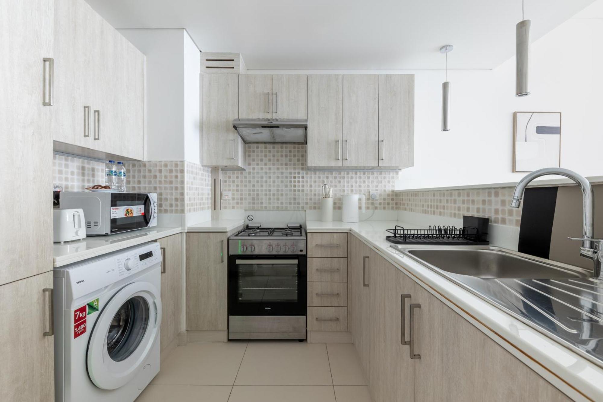 Stylish One-bedroom Oasis - Prime Palm Location Apartment Dubai