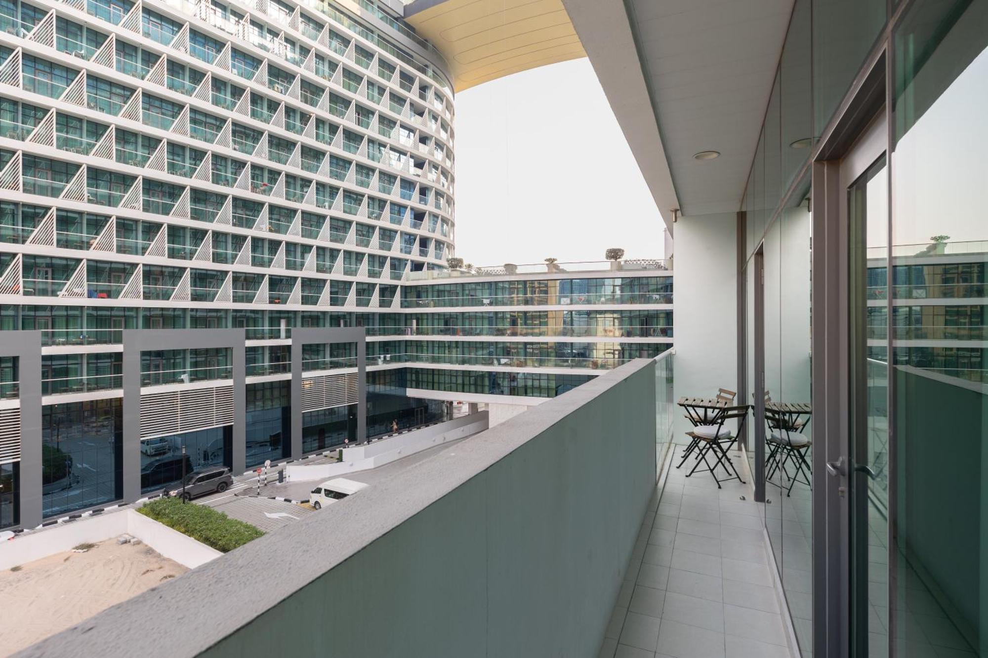 Stylish One-bedroom Oasis - Prime Palm Location *