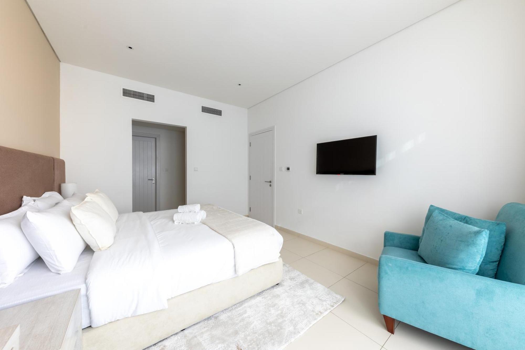Stylish One-bedroom Oasis - Prime Palm Location Dubai